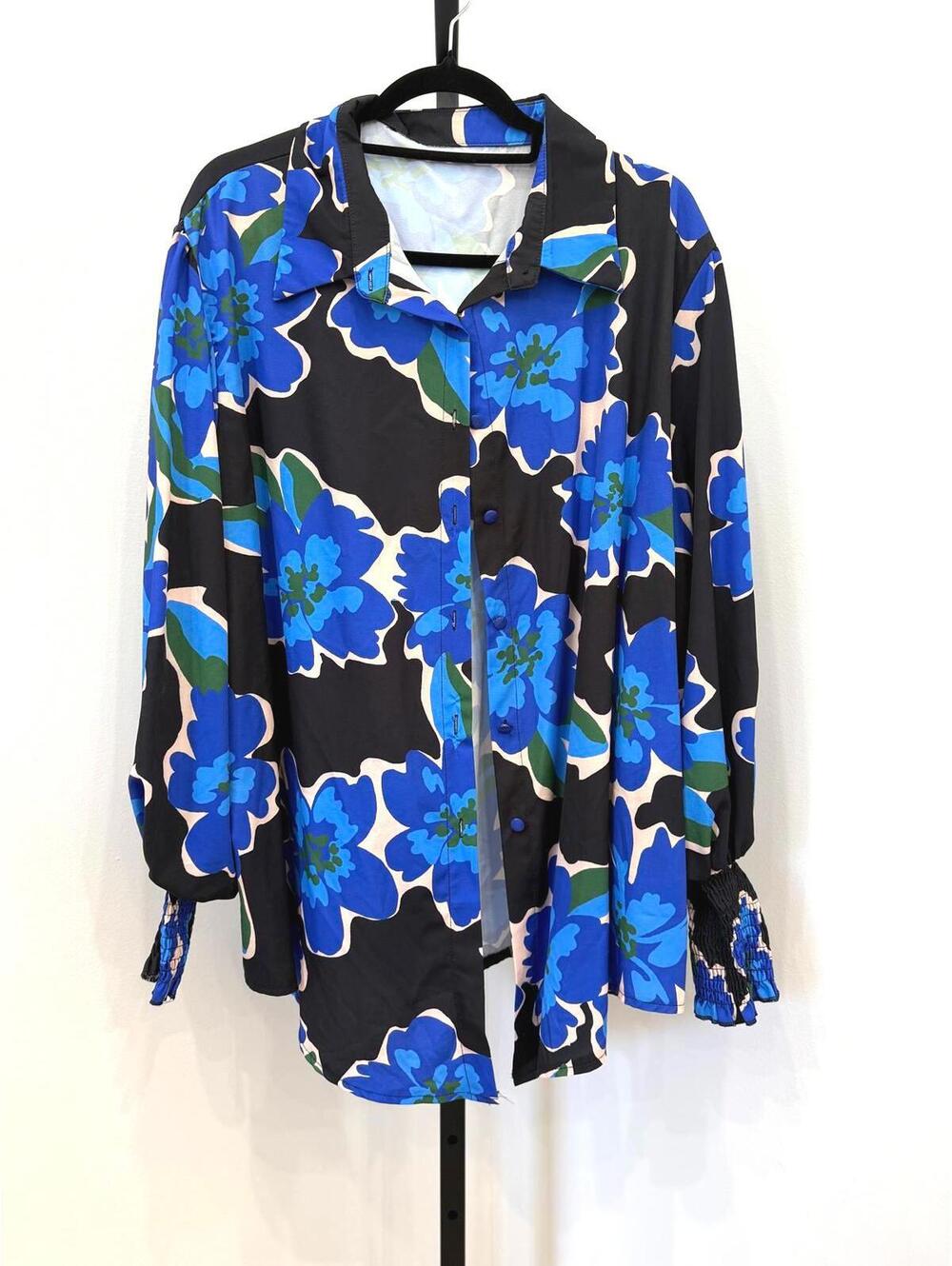 4xl Black Button-Up Shirt with Blue Floral Print and Tie Cuffs